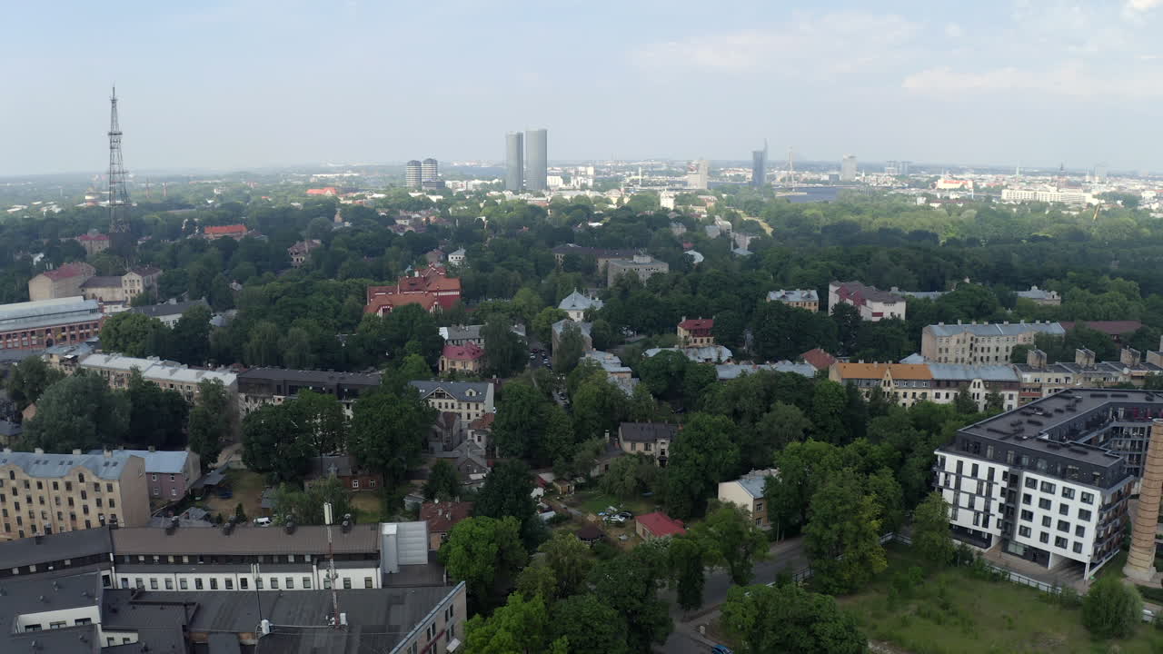 도시 스카이 라인을 보여주는 슬라이딩 촬영