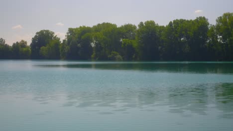 el ambiente natural de un lago azul