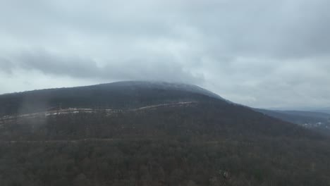 Drone-Acercándose-A-La-Montaña-Appalachia-En-Invierno