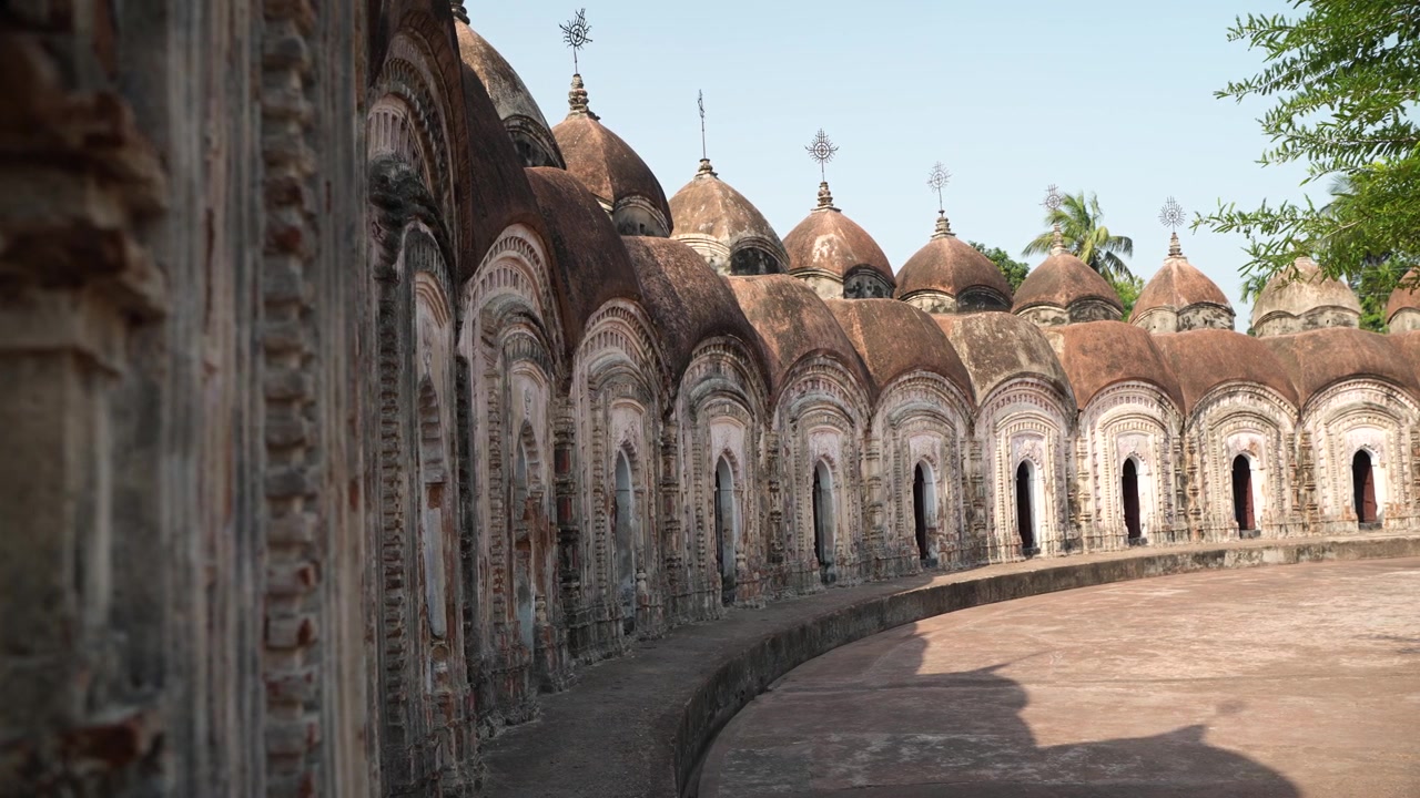 Questo luogo è chiamato "108 Templi di Shiva" perché è composto da 108 templi di Shiva. Si trova a Kalna, nel distretto di Bardwan, nel Bengala Occidentale.