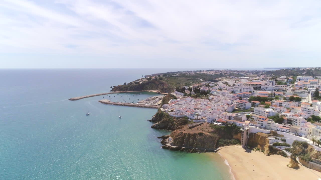 Malerisches Panorama der Altstadt von Albufeira mit Blick auf den Atlantischen Ozean