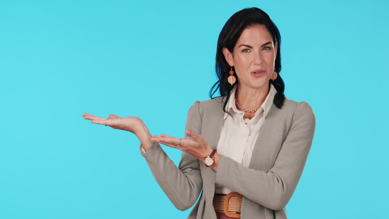 mujer de negocios que presenta un producto