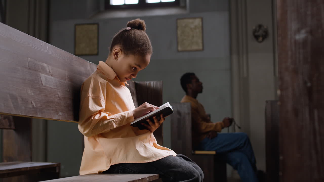 일요일 교회 에 있는 소녀