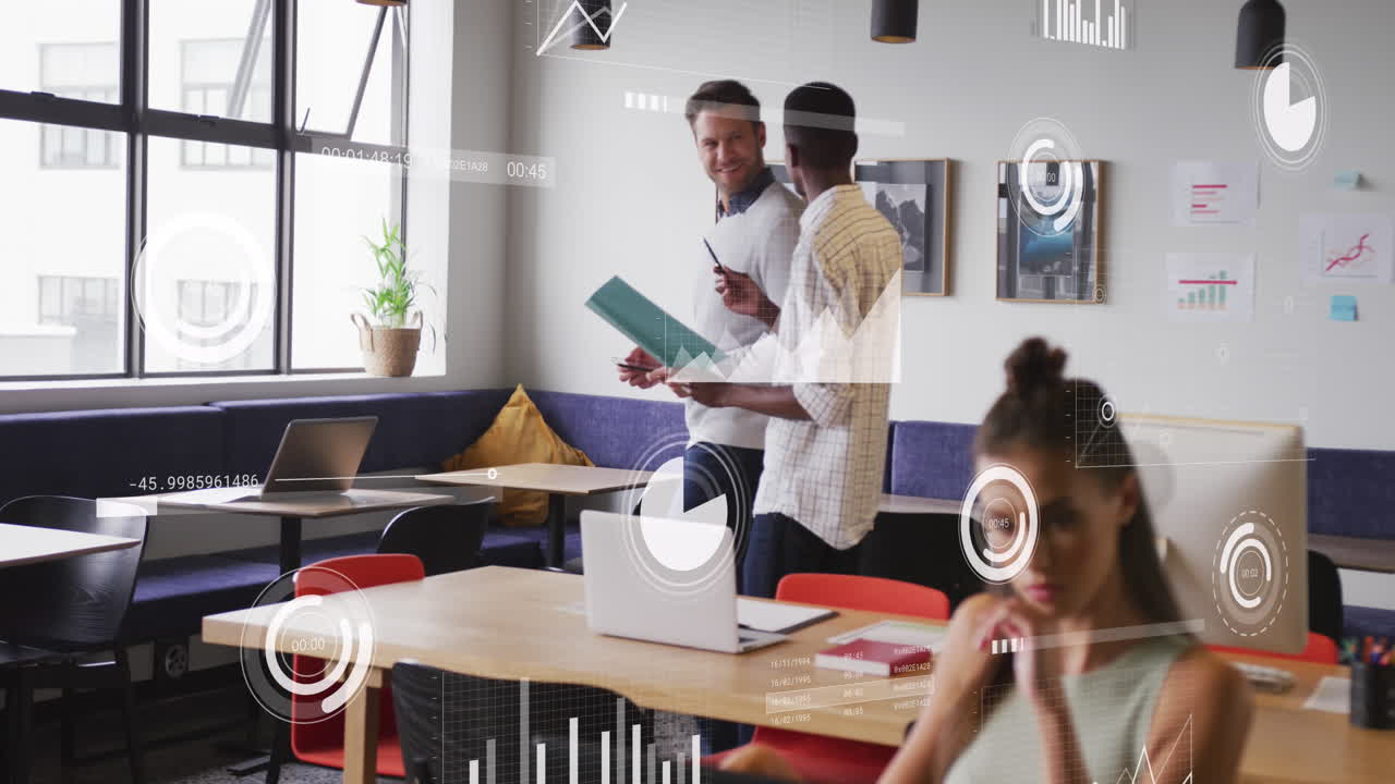 animación del procesamiento de datos financieros sobre diversas personas de negocios en la oficina