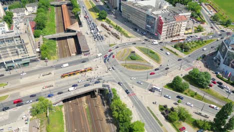 Vehículos-En-Un-Cruce-De-Rotonda-Ocupado