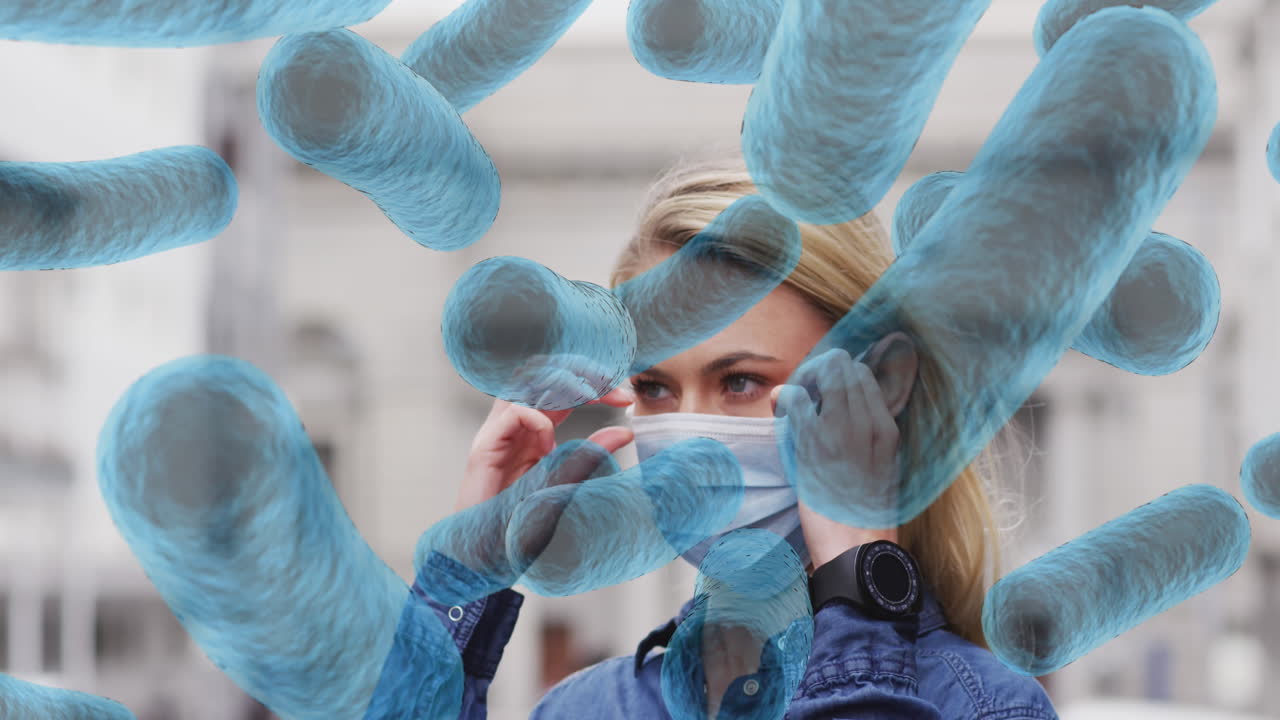 анимация вирусных клеток над кавказской женщиной в кафейной маске