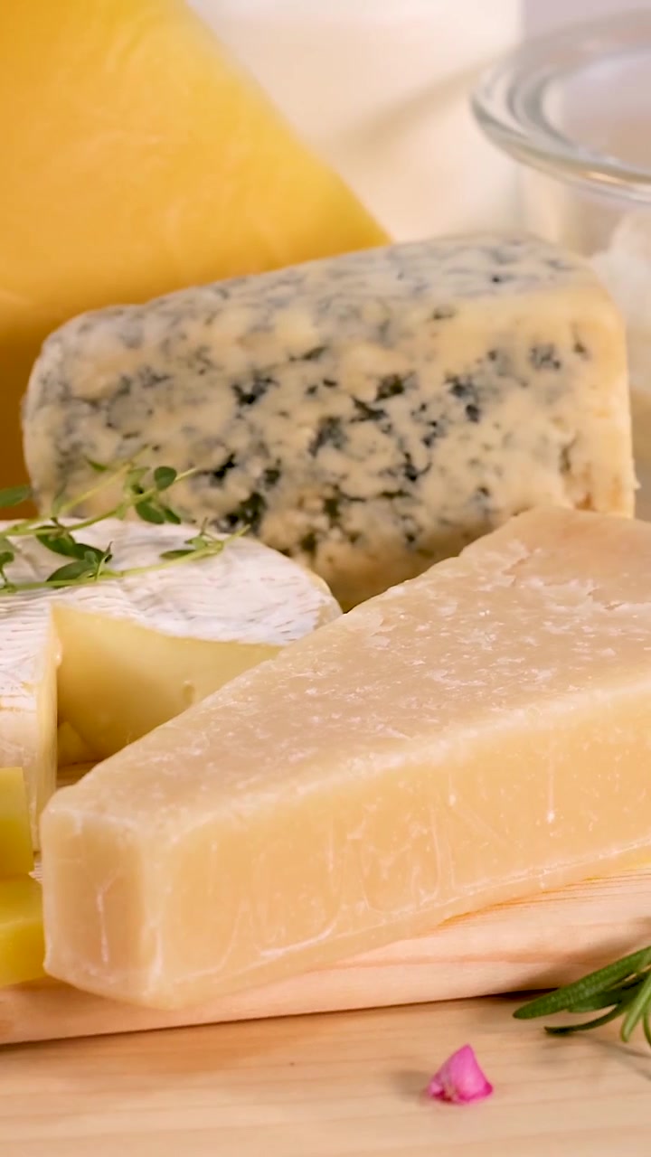 Diversi latticini disposti su sfondo bianco