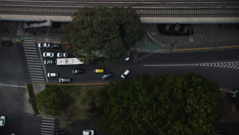 tráfico en la carretera, los coches se acumulan en un semáforo rojo
