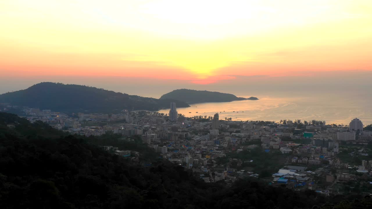 도이 테프니미트 파톤 푸켓의 파고다에서 공중에서 볼 수 있는 해가 지는 모습