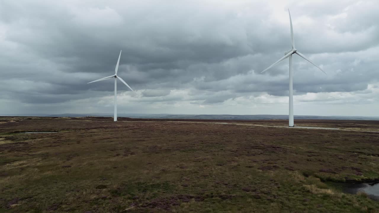 imágenes de video aéreas de drones de un parque eólico y turbinas eólicas girando en el viento