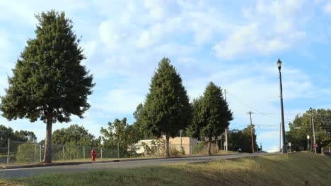 Silbernes-Auto,-Das-Die-Straße-Hinunterfährt