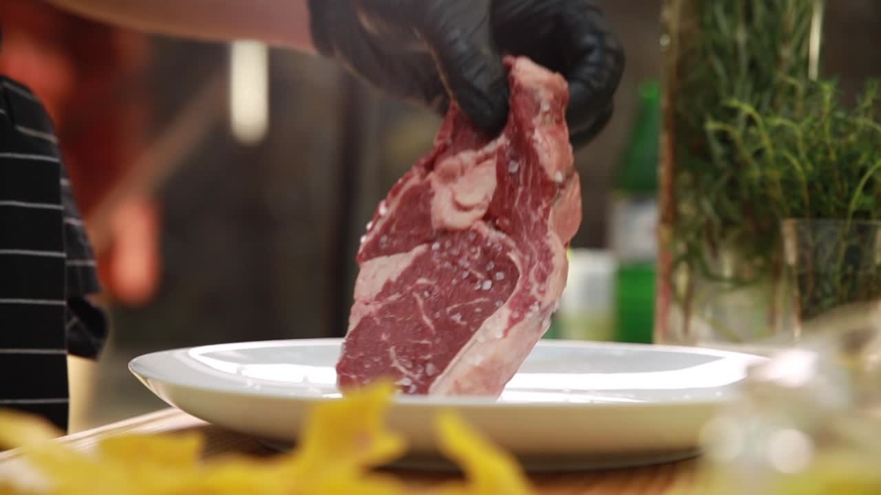 Chef che prepara una bistecca cruda