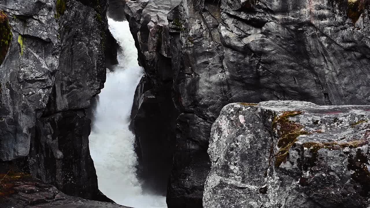 toma en cámara lenta de la cascada de nairn en columbia británica, canadá