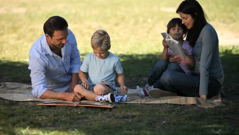 Familia-Mirando-Libros-Y-Disfrutando-De-Un-Buen-Rato