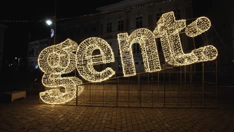 Blinkende-Leuchtanzeige-Signal-Gent:,-Symboltext-Mit-Leuchtenden-Buchstaben-Der-Stadt-Gent,-Belgien