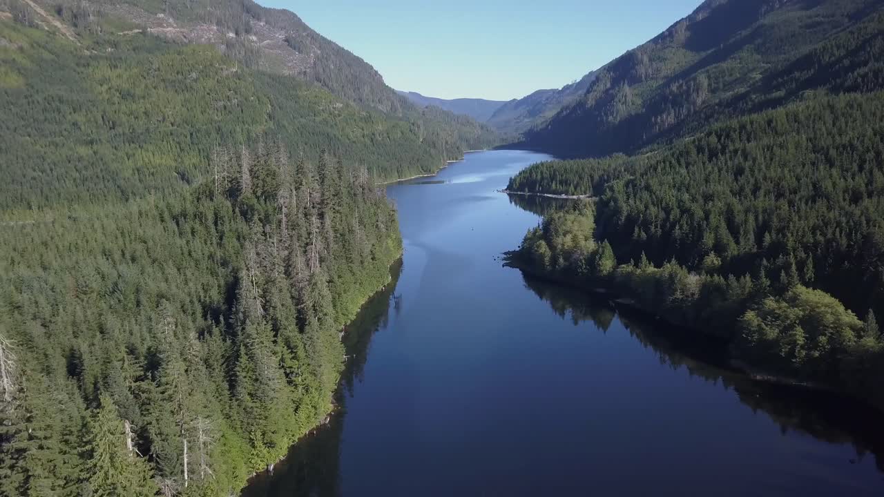 Perspektivvipp: dypblå fjellsjø