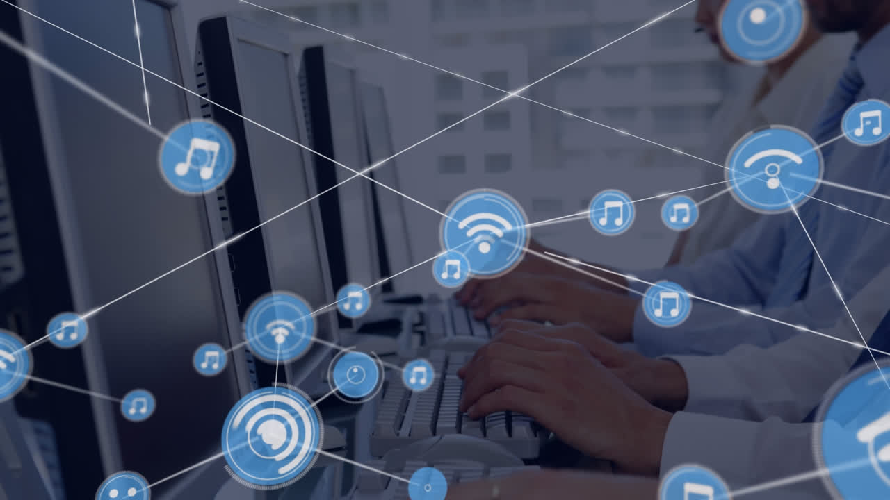 animación de iconos conectados sobre diversos representantes de los clientes que trabajan en la computadora en la oficina