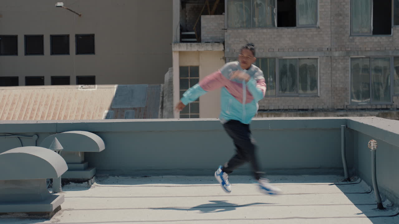 hombre bailando breakdancing en el techo top bailarín de hip hop practicando rutina de baile realizando movimientos de estilo libre en la ciudad