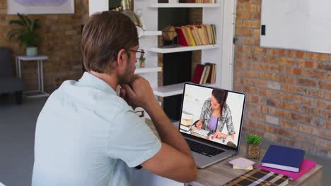 Kaukasischer-Männlicher-Lehrer,-Der-Einen-Laptop-Bei-Einem-Videoanruf-Mit-Einer-Studentin-Nutzt