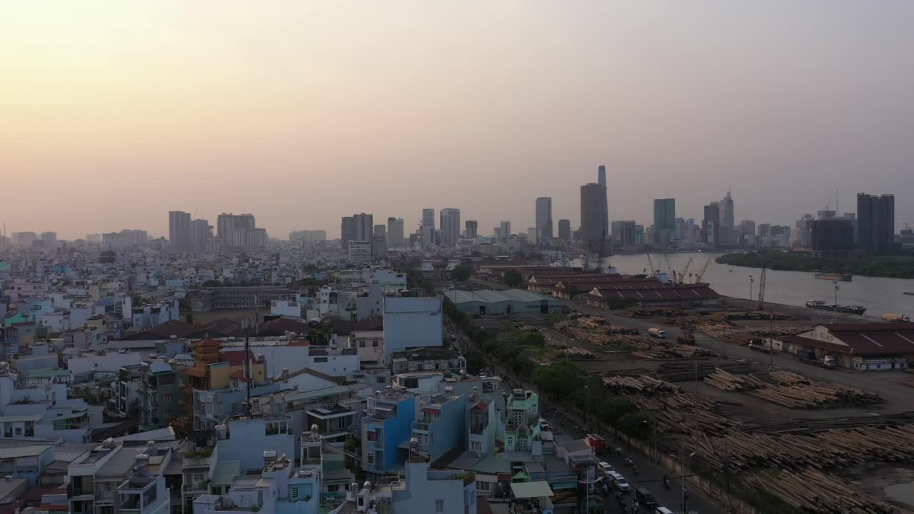 사이공 강과 베트남 호치민시의 스카이라인을 따라 항구 지역을 볼 수 있는 4지구의 고밀도 도시 옥상