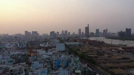 tejados urbanos de alta densidad en el distrito cuatro con vistas a la zona portuaria a lo largo del río saigón y el horizonte de la ciudad de ho chi minh, vietnam