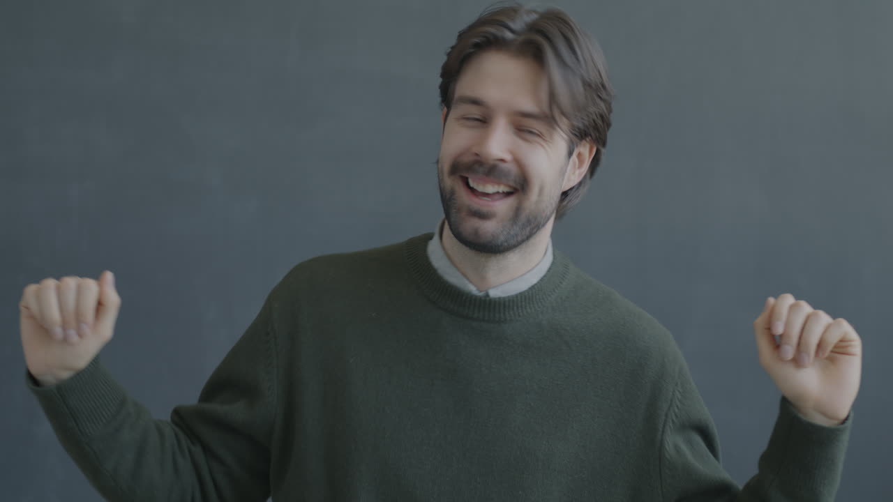 행복한 남자가 춤을 춘다