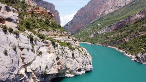 Fußgängerbrücken-Von-Montfalco-Und-Schlucht-Congost-Mont-Rebei,-Katalonien,-Spanien---Luftdrohnenansicht