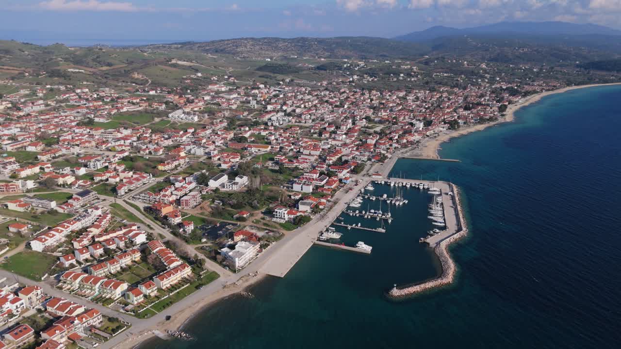 vista aérea de la increíble ciudad costera de nikiti en chalkidiki, grecia