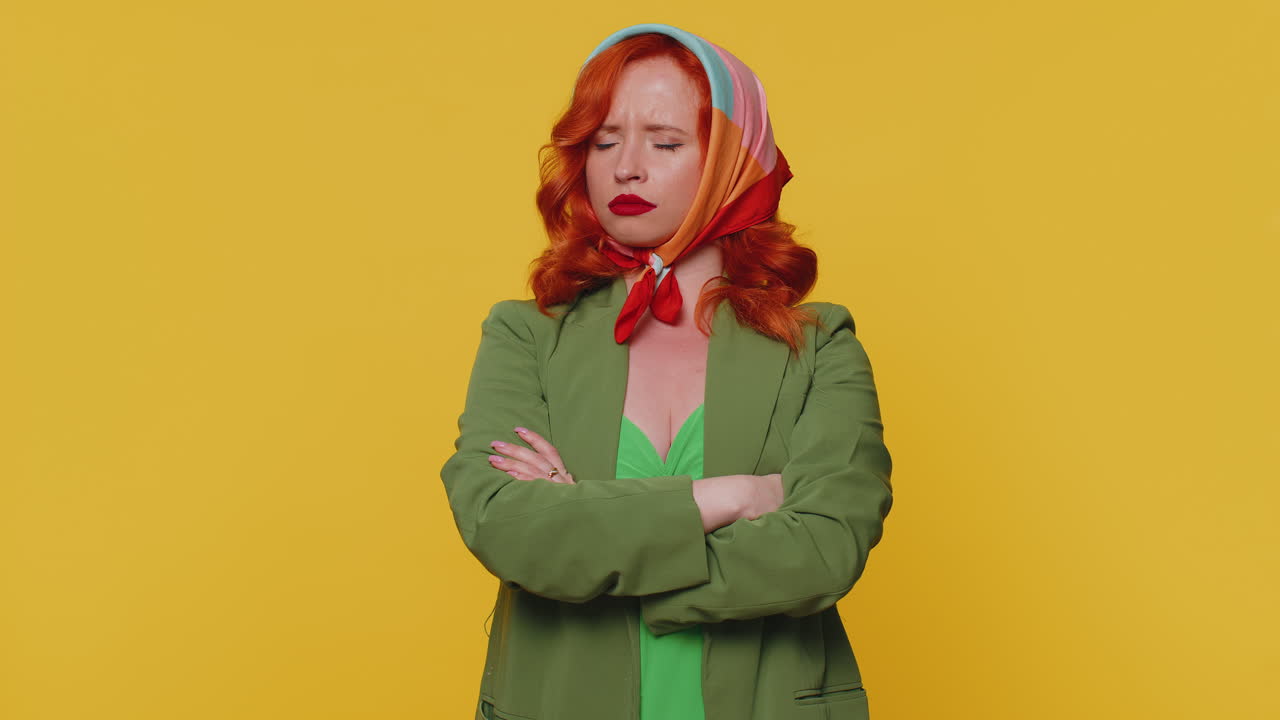 불만족 한 소녀 머리 를 흔들며 아니, 짜증 을 표현 하고 지루 함 을 느끼고 실망 한 결과 나쁜 소식