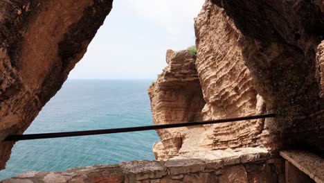 acantilados ásperos del cabo kaliakra con la costa del mar negro durante el verano en bulgaria