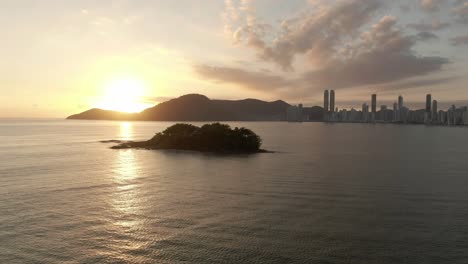 ilha das cabras durante la puesta de sol cerca del balneario camboriu, santa catarina, brasil