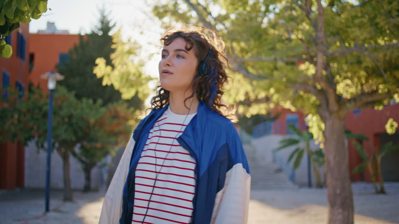 headset chica buscando belleza de la calle urbana en el fin de semana de otoño de cerca. música de mujer