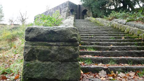 Escalera-Cubierta-De-Musgo-De-Piedra-Ruinas-Otoño-Woodland-Rivington-Jardines-En-Terrazas-Ornamentales-Desierto-Lento-Dolly-Derecho-Mirando-Hacia-Arriba