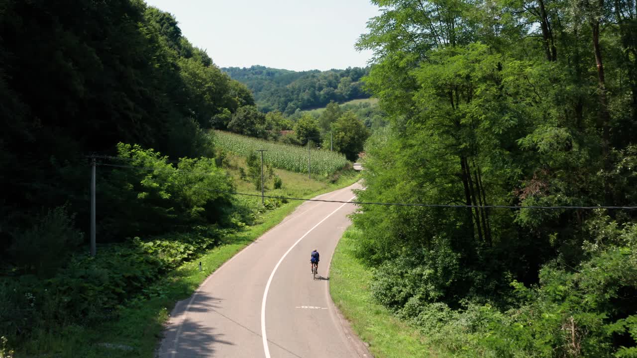 세르비아의 빈 시골길에서 자전거 타는 사람의 조감도