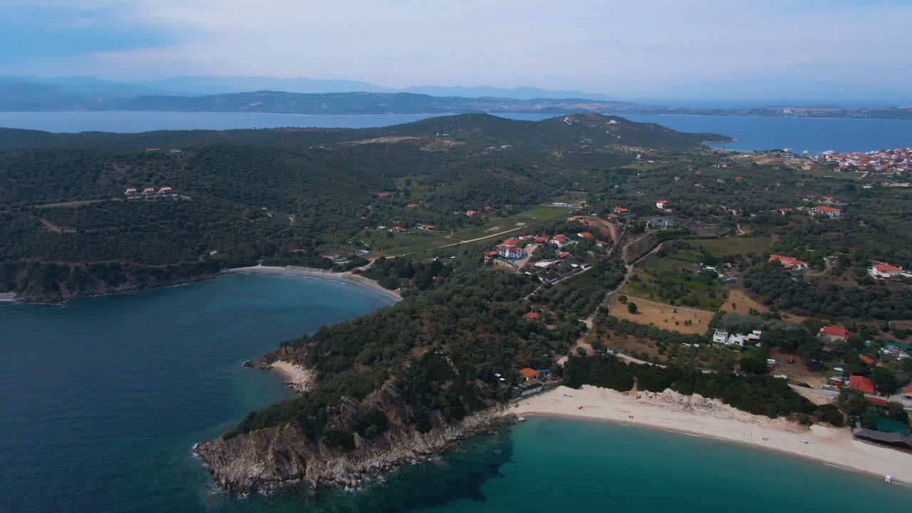 Kroužící záběr dronu lesa a pláže Ouranoupoli.