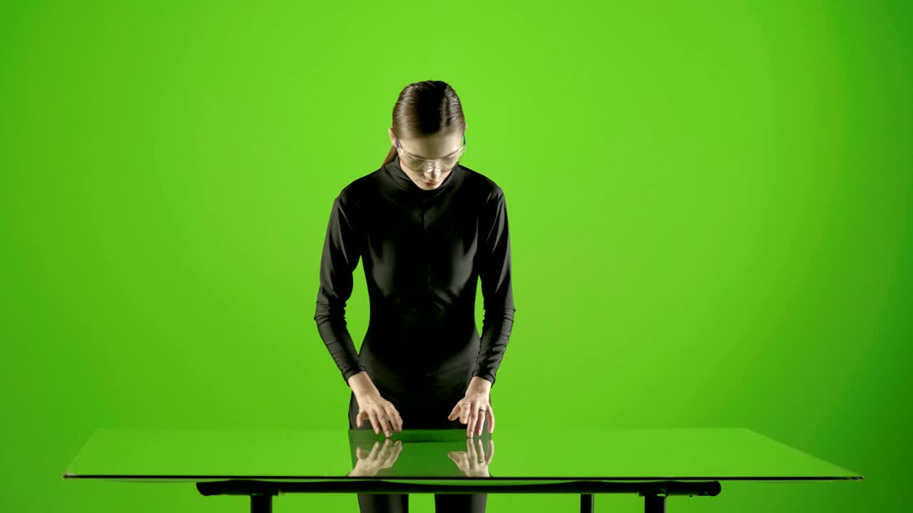 chica atractiva joven modelo de moda virtual pantalla táctil gesto disparado en el estudio de pantalla verde. gesto futurista interactivo. disparo medio. prores disparar en blackmagic ursa mini pro