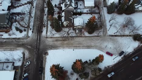 5-5 crepúsculo vista aérea de aves sobre lujosas casas residenciales de invierno nevadas en caminos interiores árboles desnudos casi nadie afuera acepta tráfico ligero durante la hora pico durante el bloqueo covid19 pandemia