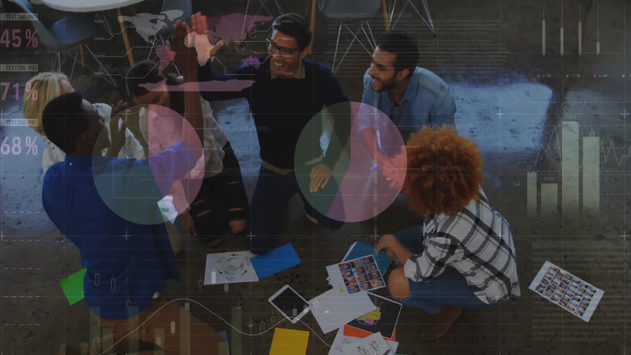 다양한 사업가들이 일을 논의하는 데이터 처리의 애니메이션