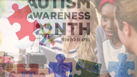 animación de piezas de rompecabezas coloridas y texto de autismo sobre personas de negocios que usan dispositivos digitales