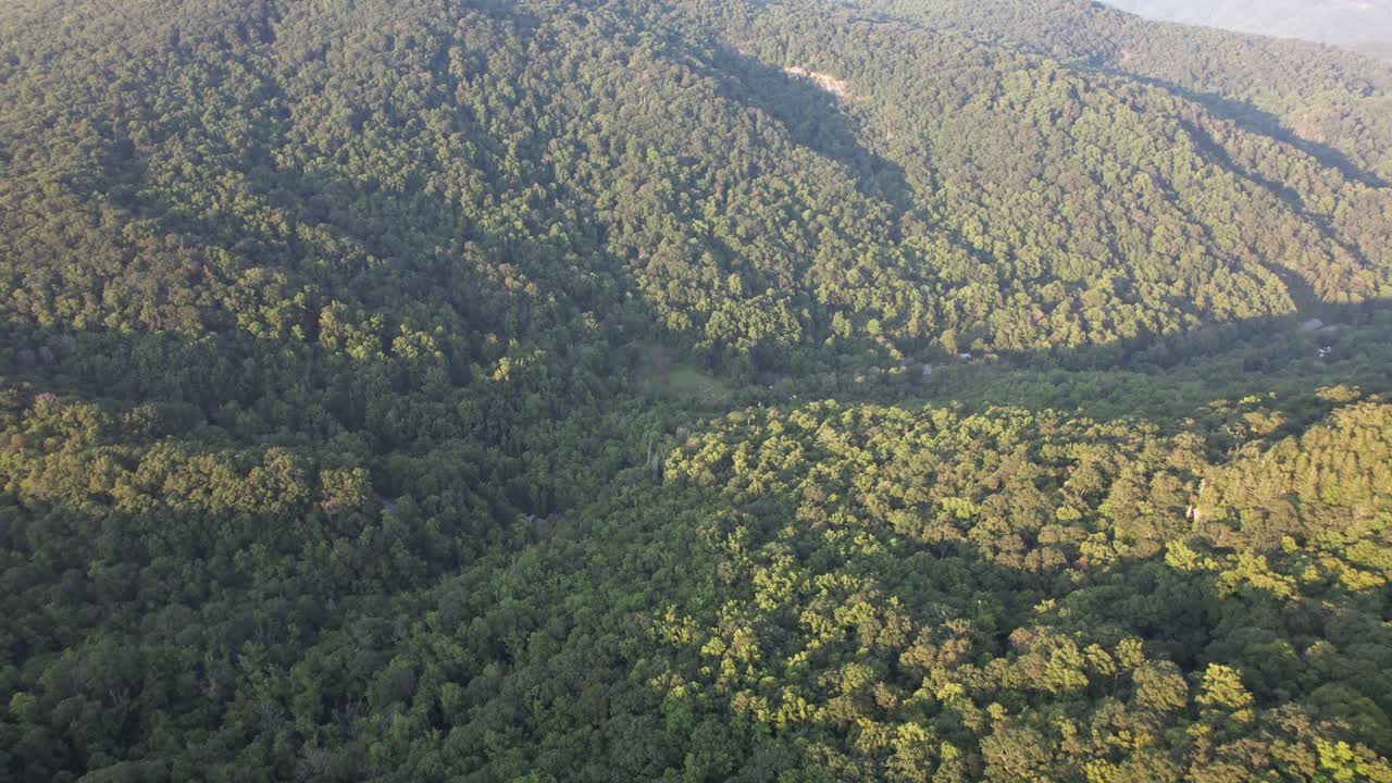 tiro inclinado de una comunidad en las montañas blue ridge de asheville, nc