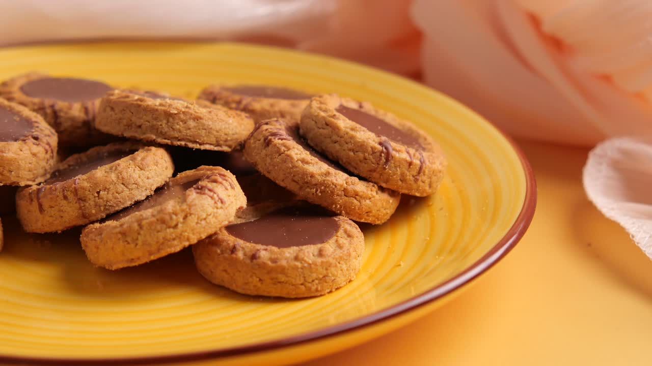 Deliziosi biscotti al cioccolato su un piatto giallo brillante