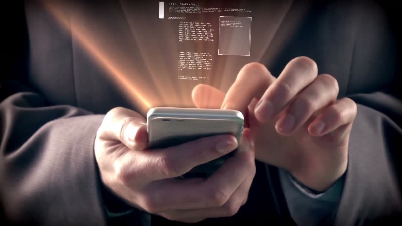 teléfono móvil que toca con la mano con interfaz digital virtual