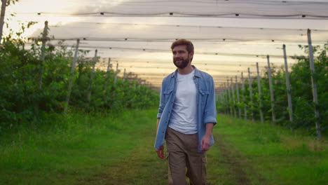 Glücklicher-Bauer-Genießt-Die-Ernte-Im-Obstgarten.-Geschäftsmann,-Der-Die-Landwirtschaft-Inspiziert.