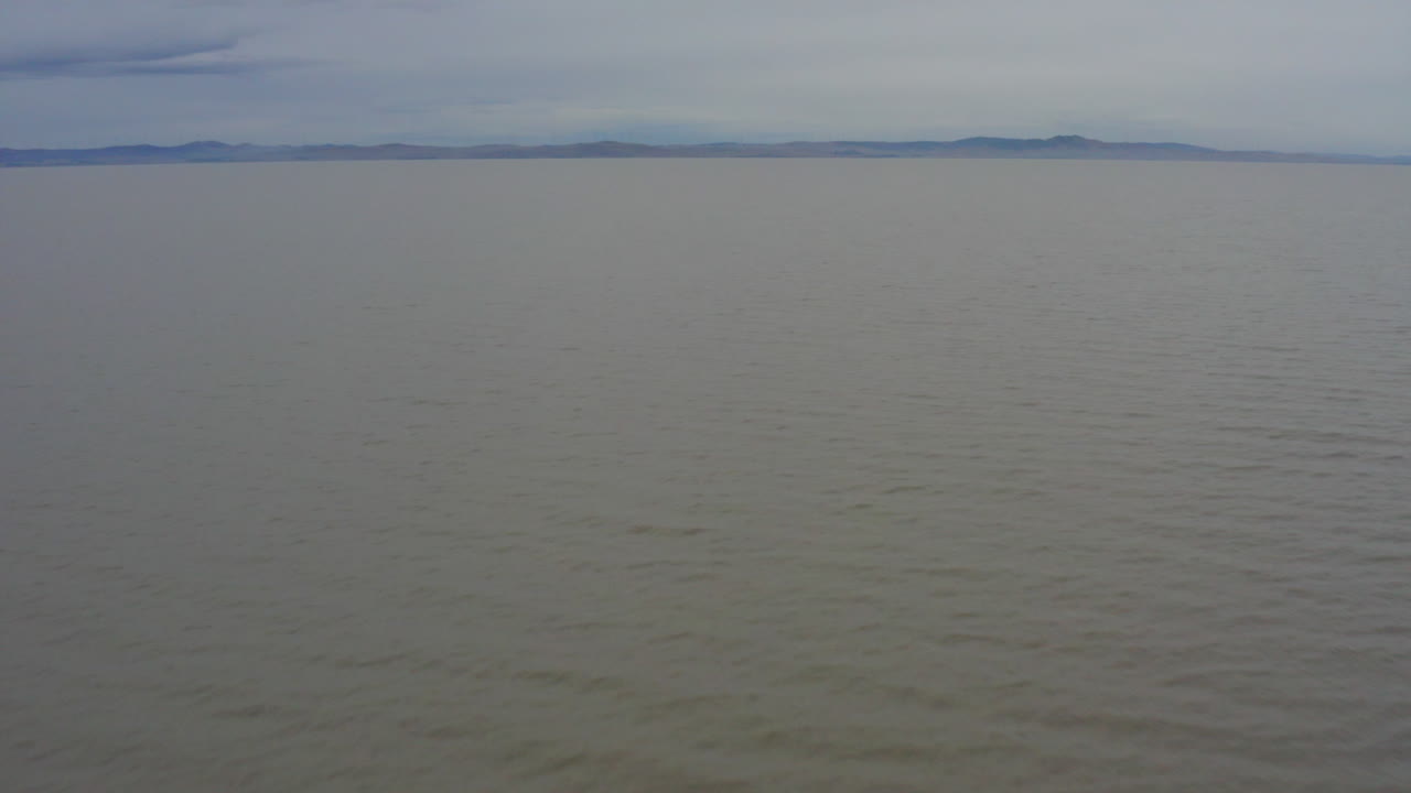 drone volando bajo sobre el agua en el lago george, acto de canberra