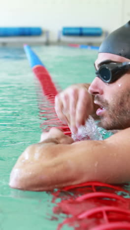 fitter mann schwimmt im schwimmbad