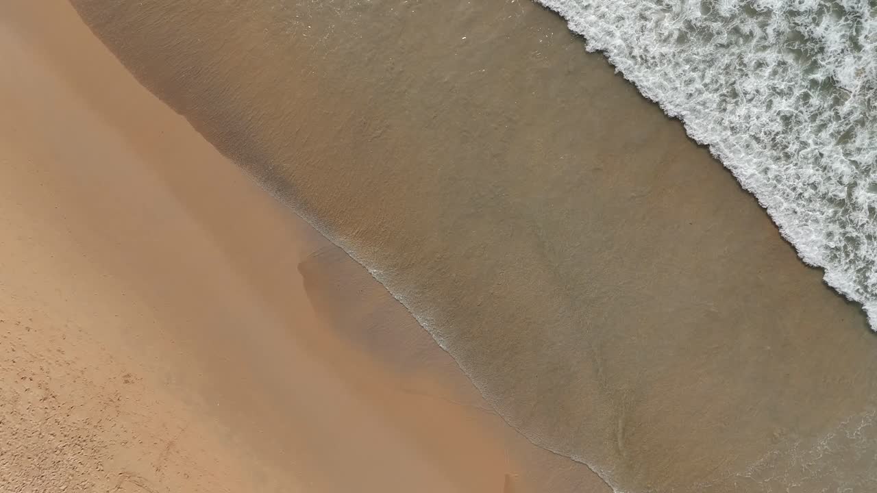vista aérea de una playa con olas