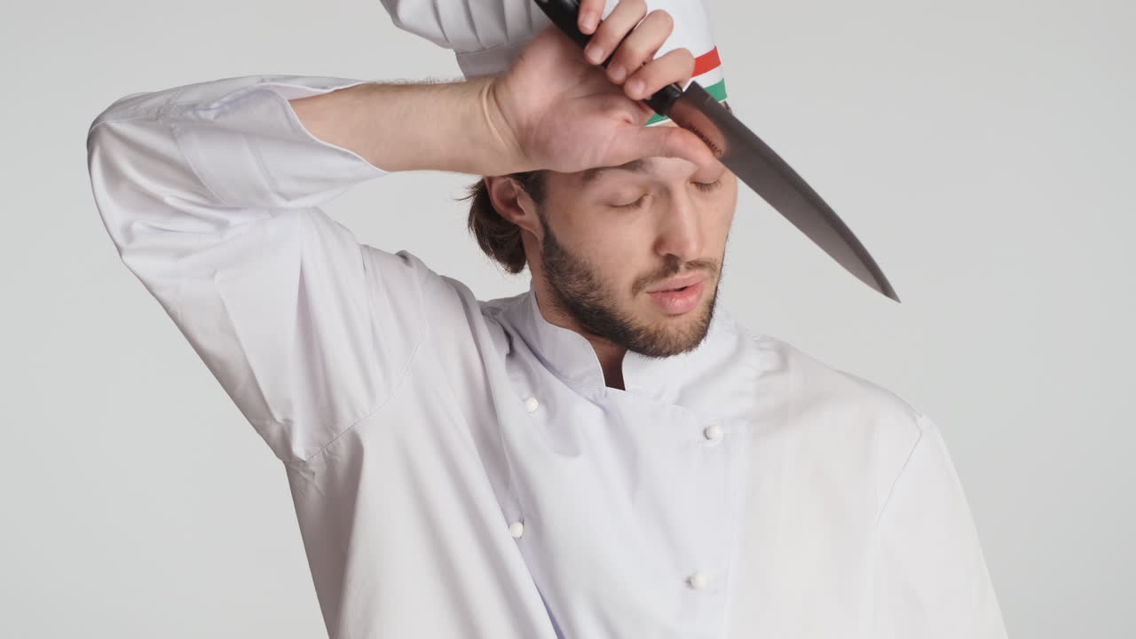 색 바탕에 카메라 앞에 있는 백인 남자.