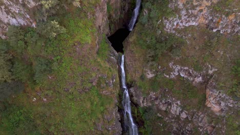 Vista-Aérea-De-Una-Cascada-Escondida