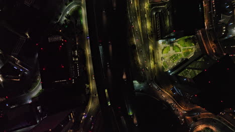 Mexico-City-Aerial-V64-Vertikale-Flyover-Zentrales-Geschäftsviertel-Von-Santa-Fe,-Das-Geschäftigen-Verkehr,-Beleuchtete-Straßen-Und-Gebäudetürme-Bei-Nacht-Einfängt-–-Aufgenommen-Mit-Mavic-3-Cine-–-Januar-2022