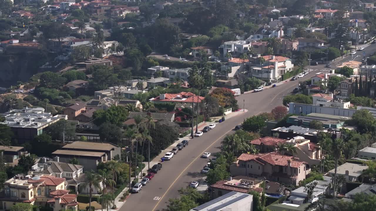 Quartiere di La Jolla con vegetazione lussureggiante e case costiere, giornata di sole, vista aerea